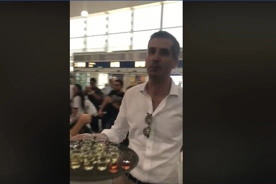 Ο Κώστας Μπακογιάννης…σερβιτόρος (βίντεο)